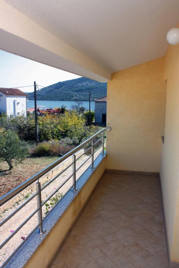 Apartments By The Sea Vinisce, Trogir - 5229 エクステリア 写真
